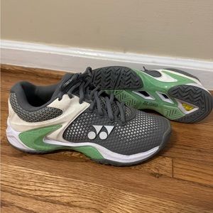 Yonex women’s 7.5 tennis shoe